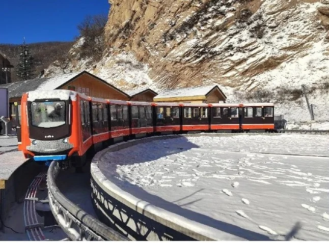 Vehículo ferroviario turístico en una ruta de montaña
