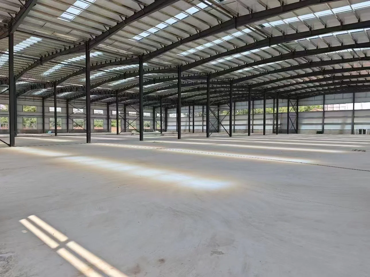Interior de una nave industrial con pórticos de acero