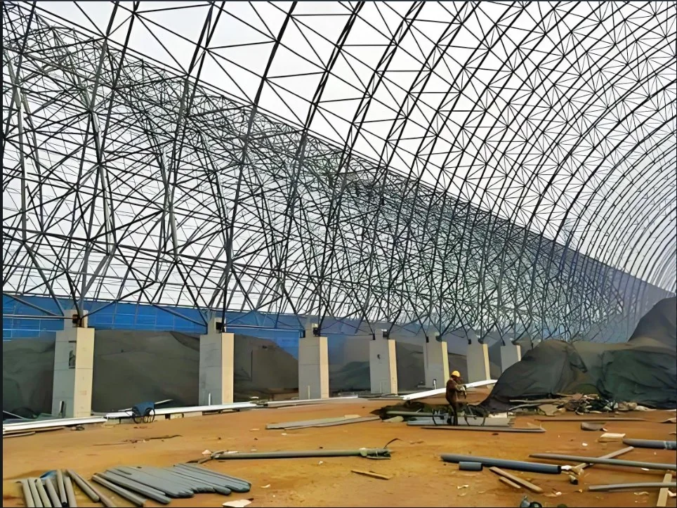 Cubierta curva de estructura espacial durante la construcción