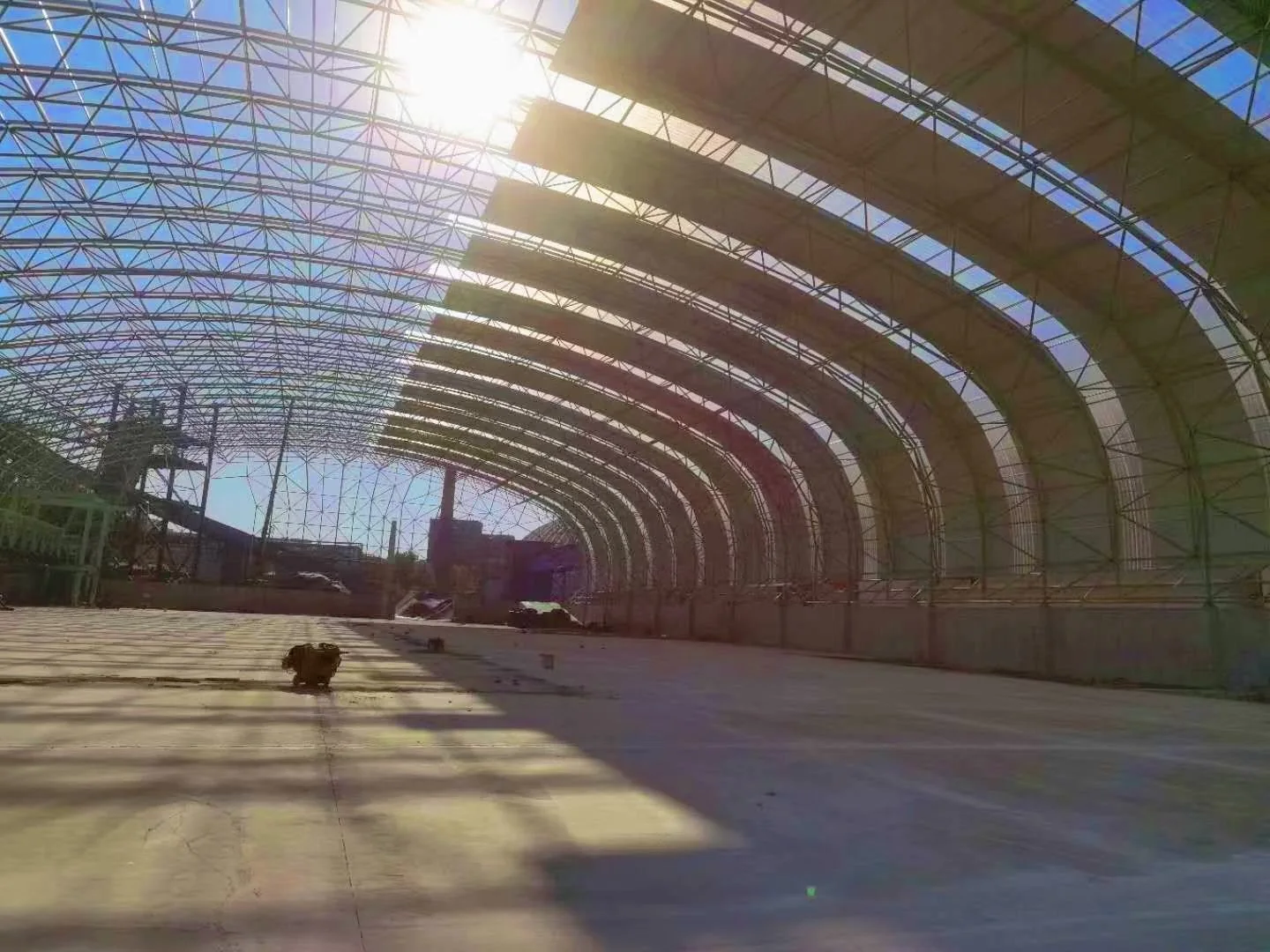 Cubierta curva de estructura espacial de acero con luz natural
