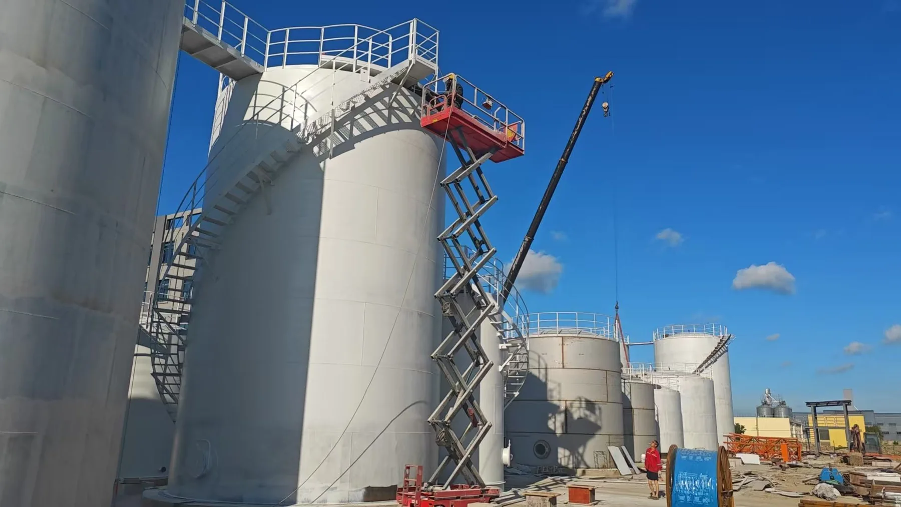 Tanques industriales con escaleras y plataformas de acceso