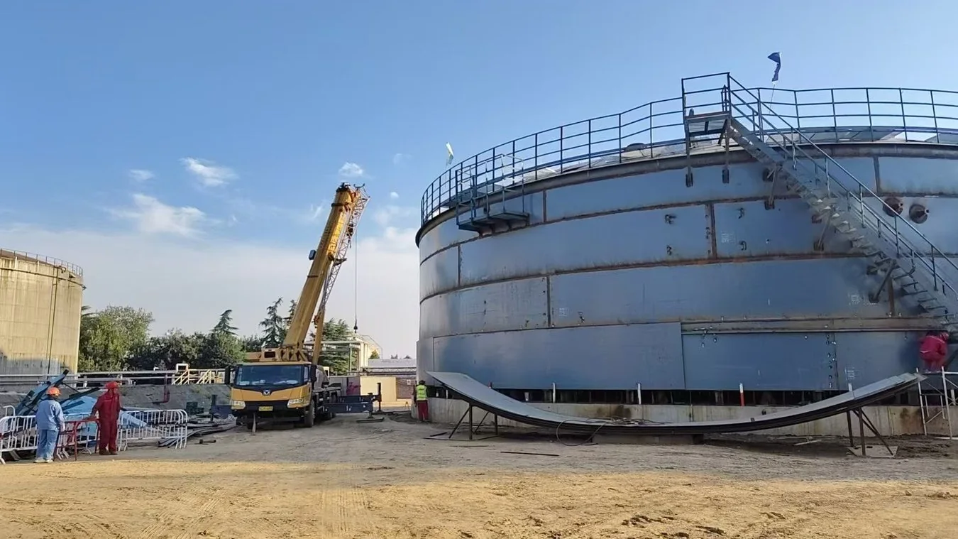 Montaje en obra de un tanque cilíndrico de almacenamiento